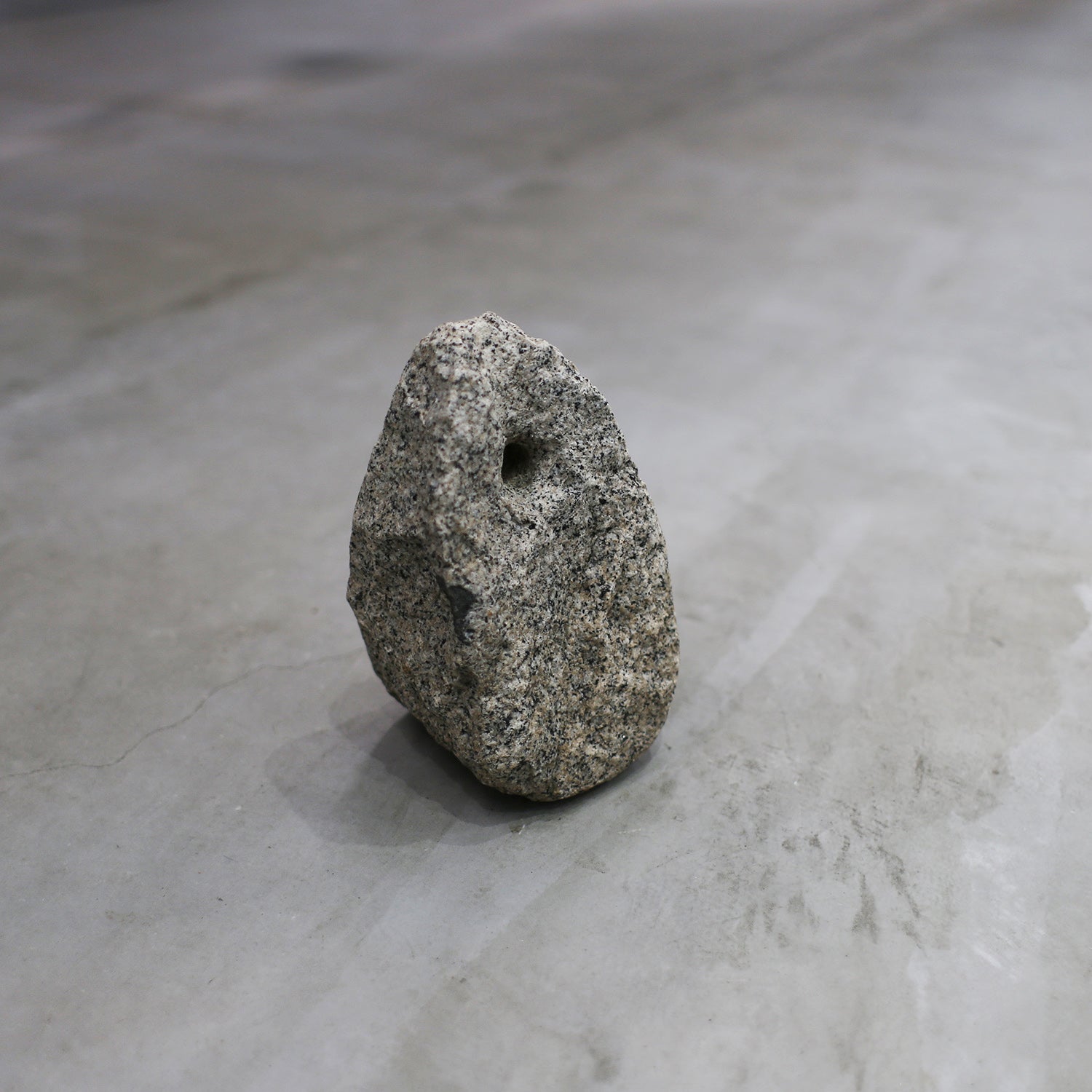 ダークグレーの水石穴あり 水石台座 suiseki daiza 1-1 - YouTube