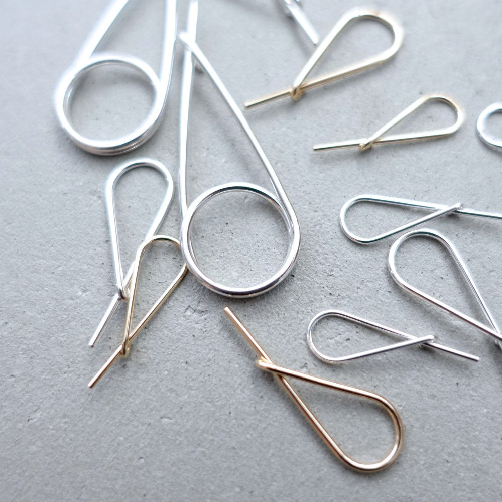 MIRTA - MEDIUM SAFETY PIN GOLD EARRING – YEANAY